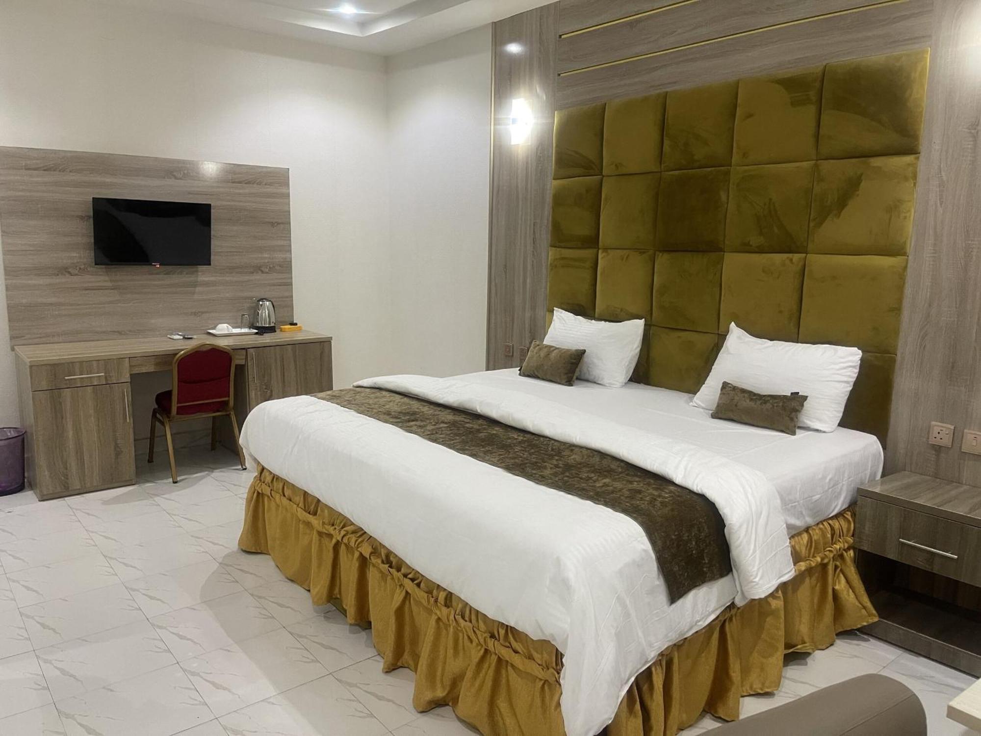Murphy'S Mansion Resort Umuahia Exterior photo